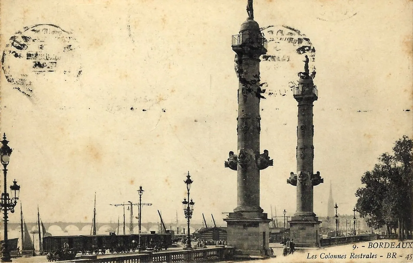 Carte postale ancienne des colonnes rostrales, place des Quinconces à Bordeaux